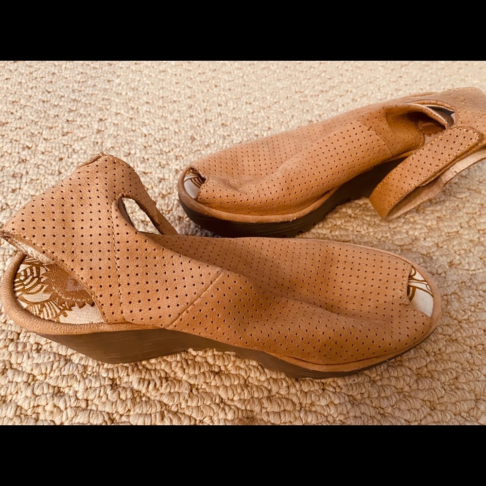 Sz 7 Tan Suede Fly London Wedge